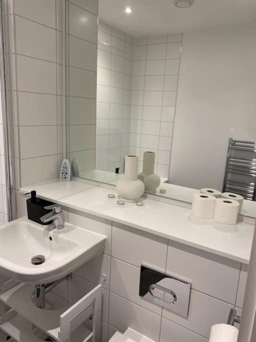 Modern Trafford 1Br Apartment-Free Parking-Cinema Room Manchester Exterior foto